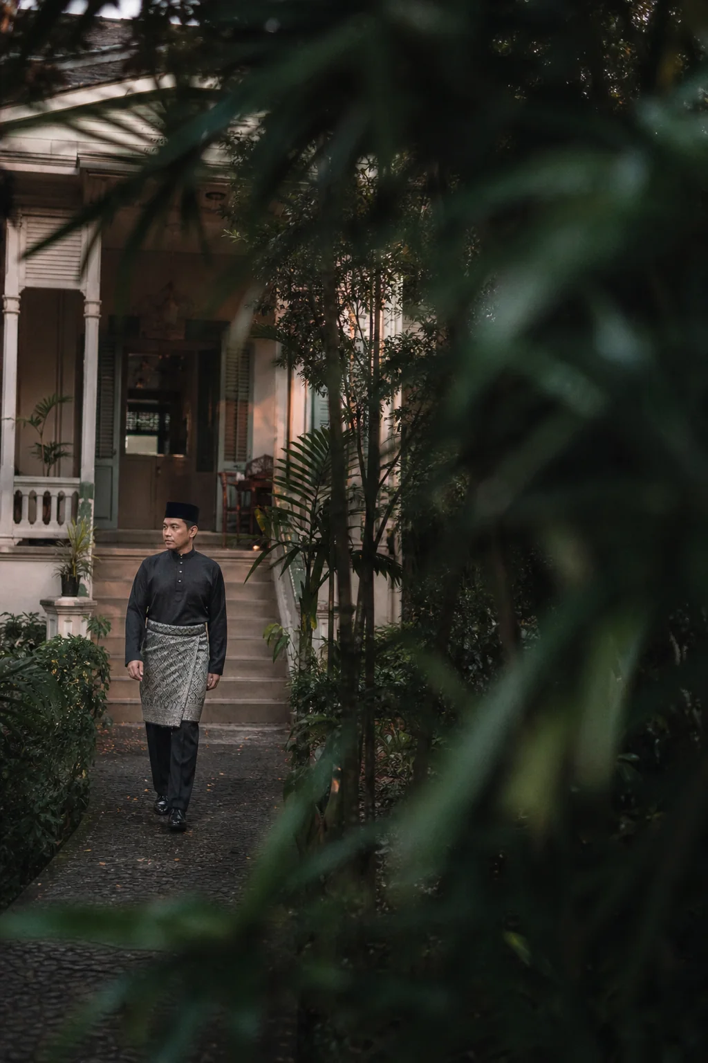Pulang kepada warisan — Baju Melayu arang · samping perak